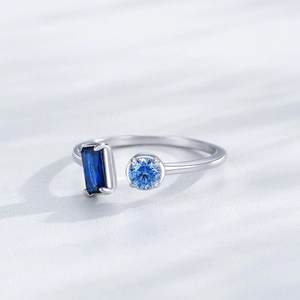 Bague ajustable en argent S925 avec zircons bleus géométriques au design minimaliste et élégant