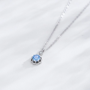 Collier en argent sterling S925 avec pendentif fleur bleu clair sur fond minimaliste