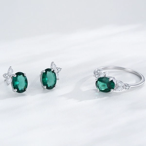 Ensemble élégant en argent S925 avec boucles d'oreilles émeraude et bague motif feuille