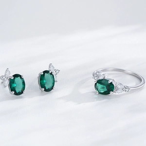 Schmuckset aus S925 Sterlingsilber mit smaragdgrünem Ring und passenden Ohrsteckern