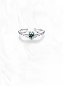 Detailed view of S925 sterling silver ring with a green heart-shaped zircon gemstone
