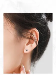 Vue détaillée d'une boucle d'oreille cœur en argent S925 avec zircon vert