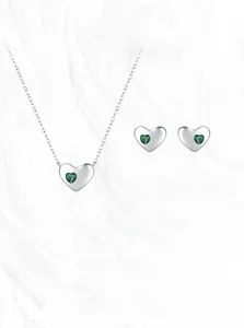 Vue détaillée de l'ensemble de bijoux coeur en argent S925 avec zircons verts