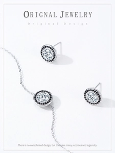 Détails macro d'un ensemble de bijoux en argent S925 avec zircons noirs et blancs