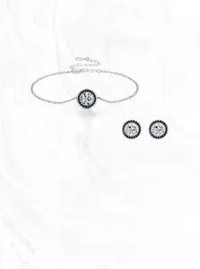 Vue macro d'un ensemble de bijoux en argent S925 avec halos de zircons noirs et blancs