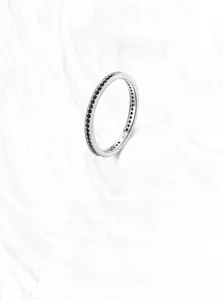 Dettaglio dell'anello eternity in argento S925 con piccoli cristalli neri incastonati