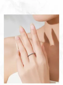 Dettaglio dell'anello minimalista in argento S925 con piccoli diamanti neri indossato