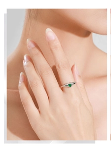 Close-up of S925 sterling silver ring featuring a green heart-shaped zircon gemstone