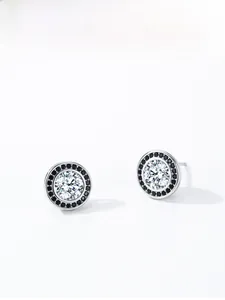 Gros plan sur les boucles d'oreilles halo en argent S925 avec pierre claire et zircon noir