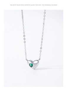 Vue détaillée du collier coeur en argent S925 avec une incrustation de zircon vert