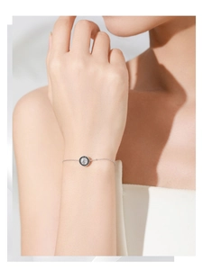 Vue détaillée du bracelet en argent S925 avec un pendentif halo rond noir et blanc