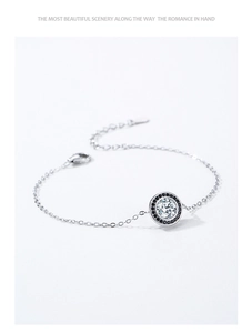 Vue macro détaillée du bracelet en argent 925 avec pendentif en zircon blanc et noir