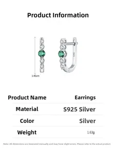 Détail de boucles d'oreilles en U argent S925 avec émeraudes et hauteur de 1,45 cm