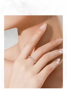 Dettaglio di un anello in argento 925 con zirconi arcobaleno colorati sulla mano