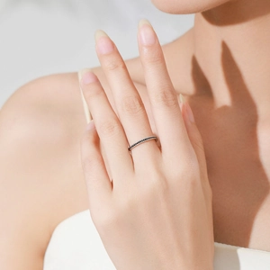 Anello minimalista in argento sterling S925 con pavé di zirconi neri in uno stile moderno