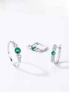 Vue détaillée de la bague et des boucles d'oreilles en argent S925 avec pierres émeraudes