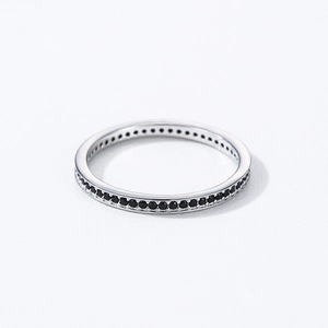 Anello eternity minimalista in argento S925 con pietre nere incastonate, vista a 45 gradi