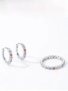 Dettaglio del set anello e orecchini in argento S925 con zirconi colorati effetto arcobaleno