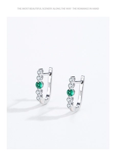 Détail des boucles d'oreilles en argent S925 avec émeraudes et diamants blancs brillants