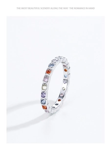 Dettaglio dell'anello eternity in argento 925 con zirconi arcobaleno colorati