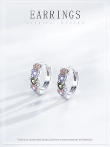 Gros plan sur les boucles d'oreilles en argent S925 avec zircons roses et violets en cœur