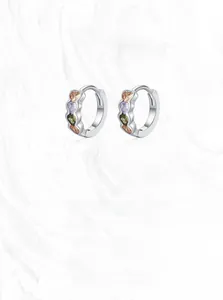 Détail de créoles en argent sterling S925 avec zircons multicolores en forme de cœur