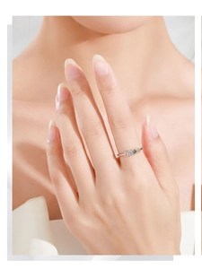 Close-up of 925 silver ring featuring orange, purple, and green gemstones on model hand