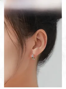 Modèle portant des créoles en argent S925 avec des zircons multicolores en forme de cœur
