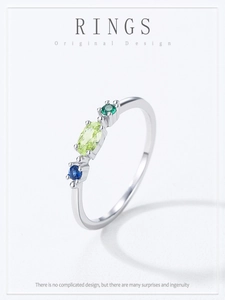 Vue détaillée d'une bague en argent 925 avec un trio de pierres gemmes colorées