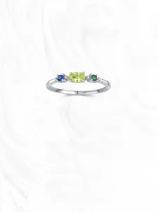 Détail d'une bague en argent S925 avec pierres colorées et gravure du poinçon