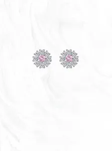 Nahaufnahme der Schneeflocken-Ohrstecker mit rosa Kern und klarem Kristallkranz