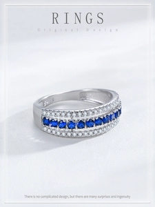 Macro d'une bague en argent 925 avec détails d'incrustation de zircons bleus et blancs