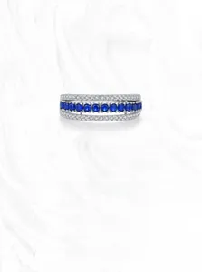 Vue détaillée de la bague en argent S925 avec des zircons bleus et blancs scintillants