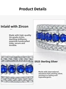 Détail macro d'une bague en argent S925 avec zircons 5A bleus et blancs incrustés
