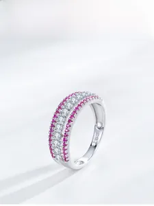 Gros plan sur le poinçon S925 et le pavage de zircons roses sur la bague en argent