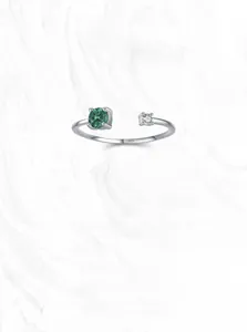 Détail d'une bague en argent S925 avec zircon vert et poinçon d'authenticité