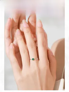Mannequin portant bague ouverte argent 925 avec zircon émeraude et petit accent diamant
