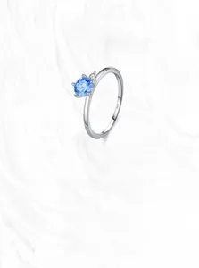 Macro di un anello in argento 925 con zircone blu acquamarina e marchio S925 inciso