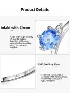 Dettaglio dell'anello in argento 925 con zircone blu tondo e castone fatto a mano
