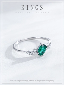 Dettaglio dell'anello in argento sterling 925 con gemma ovale di colore verde smeraldo