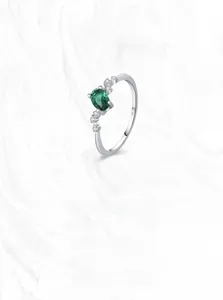 Dettaglio macro del marchio S925 argento sterling con smeraldo e piccoli diamanti