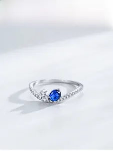 Vista macro dell'anello in argento S925 con gemma blu e dettagli in zircone bianco