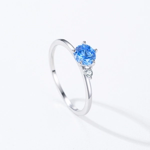 Elegante anello minimalista in argento 925 con una pietra di zircone blu rotonda