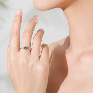 Vintage 925 sterling silver ring with green zircon leaves worn on a woman finger