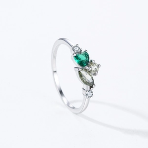 Vintage 925 sterling silver ring with green heart-shaped zircon and cluster stones