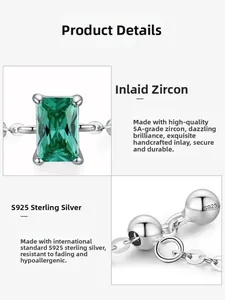 Makro-Detail des S925-Silberrings mit grünem 5A-Zirkonia im Smaragdschliff und Stempel