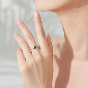 Anello minimalista in argento S925 con gemma verde ovale e diamanti indossato al dito