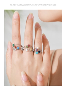 Nahaufnahme von 925er Silber-Gliederkettenringen mit bunten Edelsteinen im Layer-Look