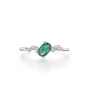 Elegante anello in argento 925 con uno smeraldo ovale verde e zirconi sui lati del gioiello