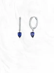 Dettaglio del marchio S925 sugli orecchini a goccia con pietre preziose blu scuro